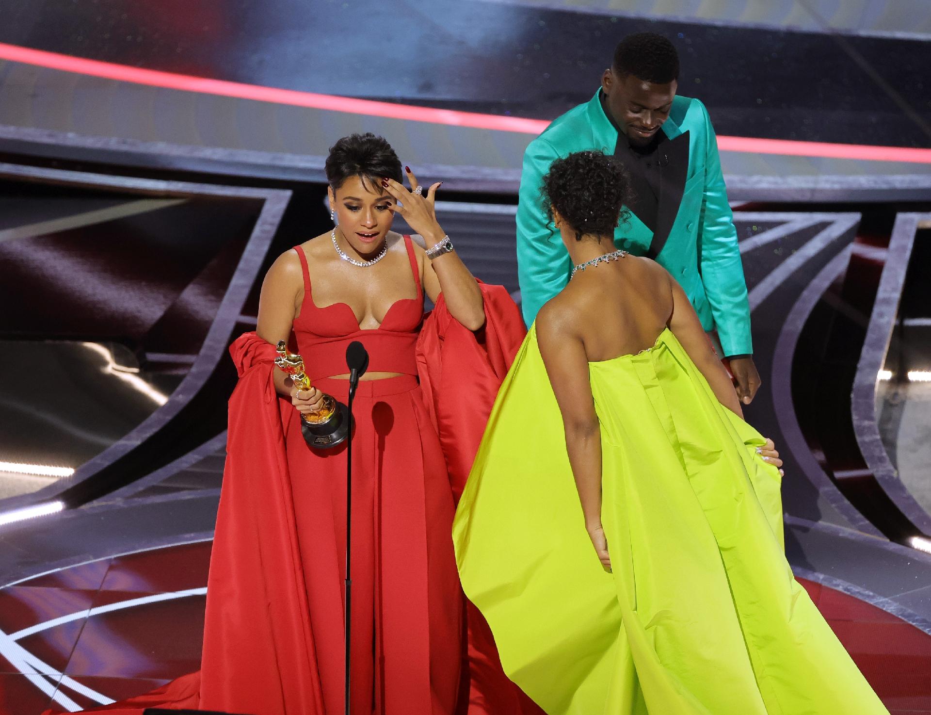 Ariana DeBose recebe o prêmio de Melhor Atriz Coadjuvante por 'Amor, Sublime Amor' pelas mãos de H.E.R. e Daniel Kaluuya - Getty Images