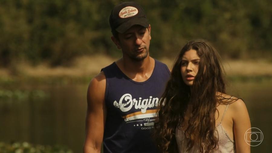 Zé Lucas (Irandhir Santos) se aproxima de Juma (Alanis Guillen) em "Pantanal" - Reprodução/TV Globo