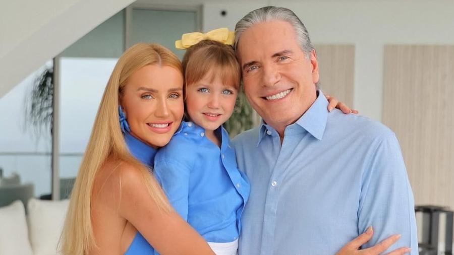 Ana Paula Siebert, Vicky Justus e Roberto Justus posam juntos Ana Paula Siebert, Vicky Justus e Roberto Justus posam juntos