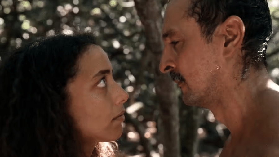 Joana (Alice Carvalho) e Tião Galinha (Irandhir Santos) em 'Renascer'