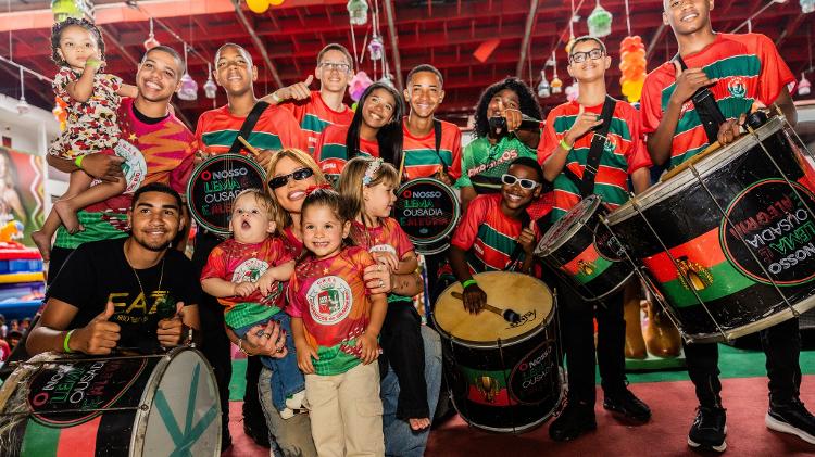 Virginia Fonseca foi com os filhos à festa do Dia das Crianças na quadra da Grande Rio