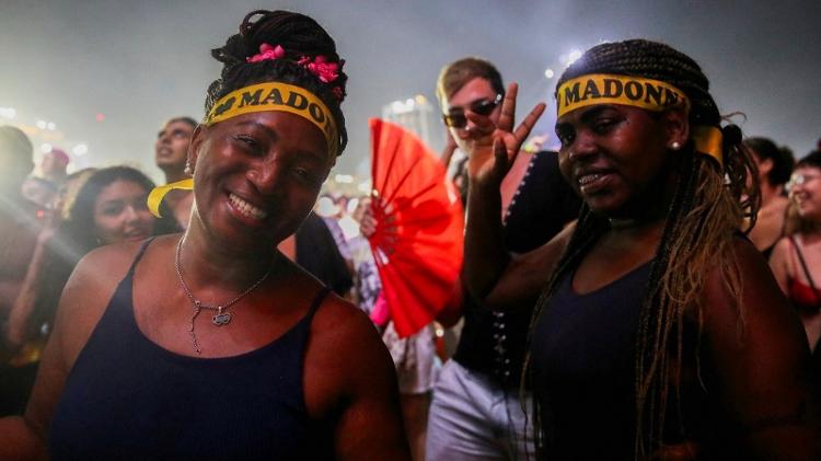 Com faixas na cabeça, fãs assistem ao show de Madonna em Copacabana