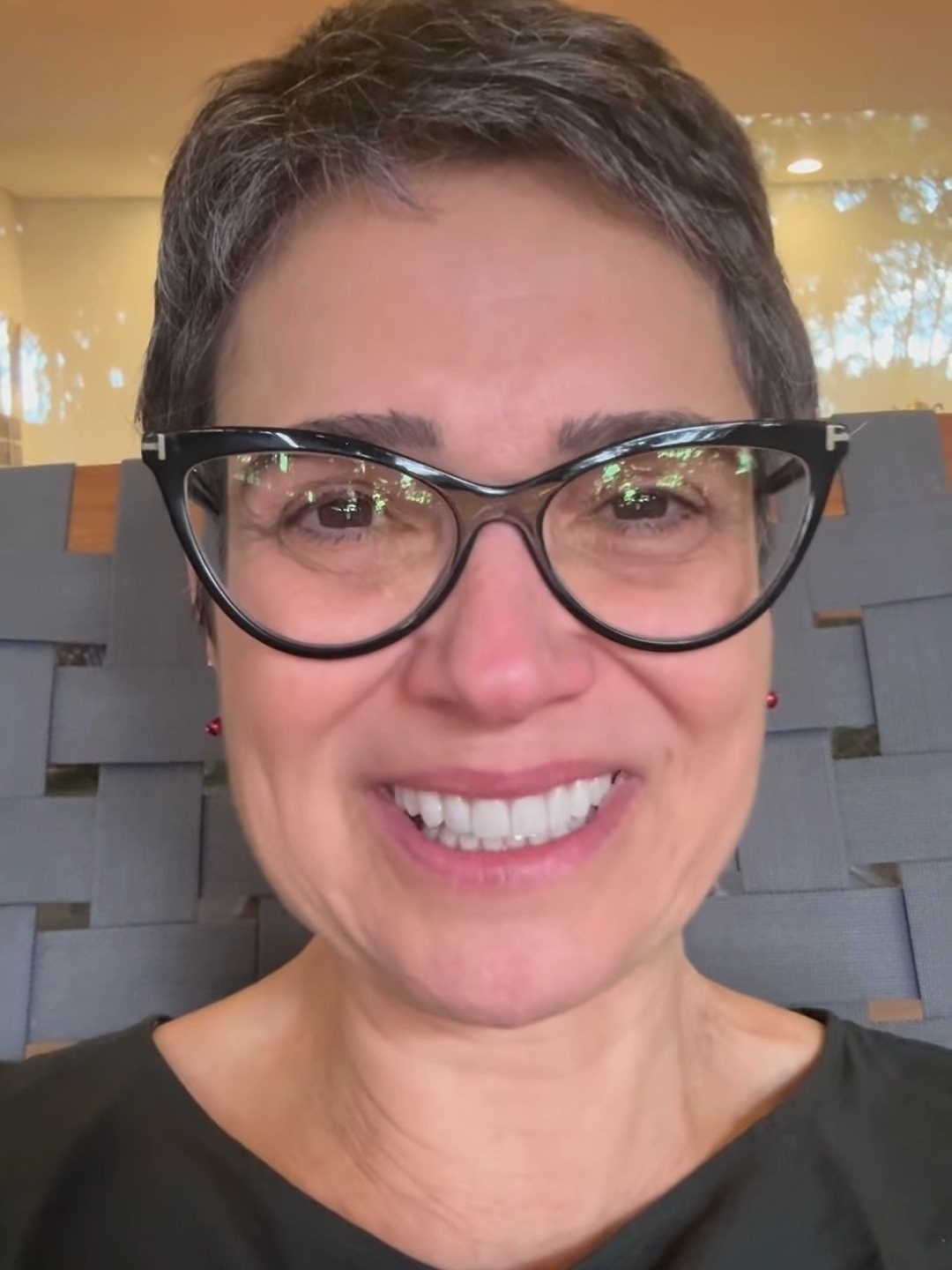 Sandra Annenberg se emociona ao votar: 'A festa da democracia'