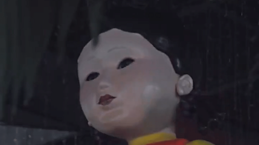 A boneca assassina de "Round 6" em shopping nas Filipinas - Reprodução/Twitter