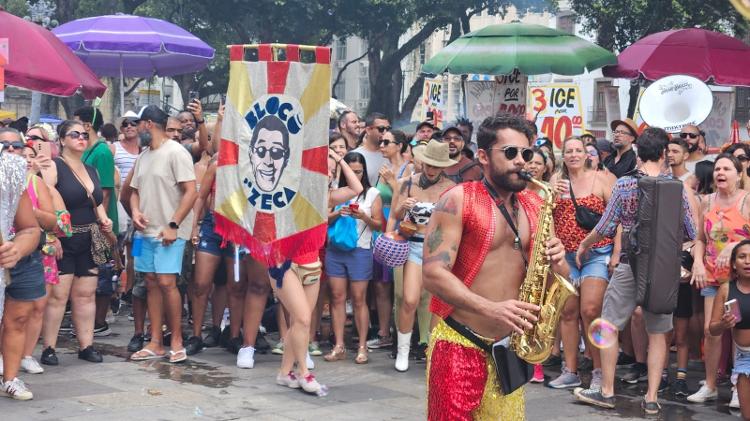 Bloco do Zeca anima foliões com clássicos interpretados pelo artista