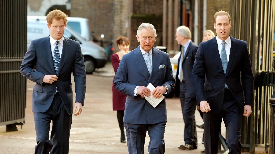 O príncipe Harry, príncipe William e rei Charles. - Getty Images