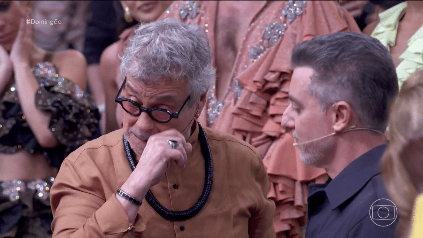 Luciano Huck homenageia Carlinhos de Jesus - undefined