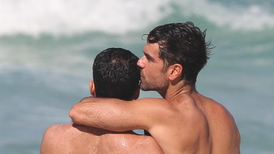  Marcos Pitombo aproveita dia de sol com o namorado em praia no Rio de Janeiro  - Dilson Silva/AGNews 