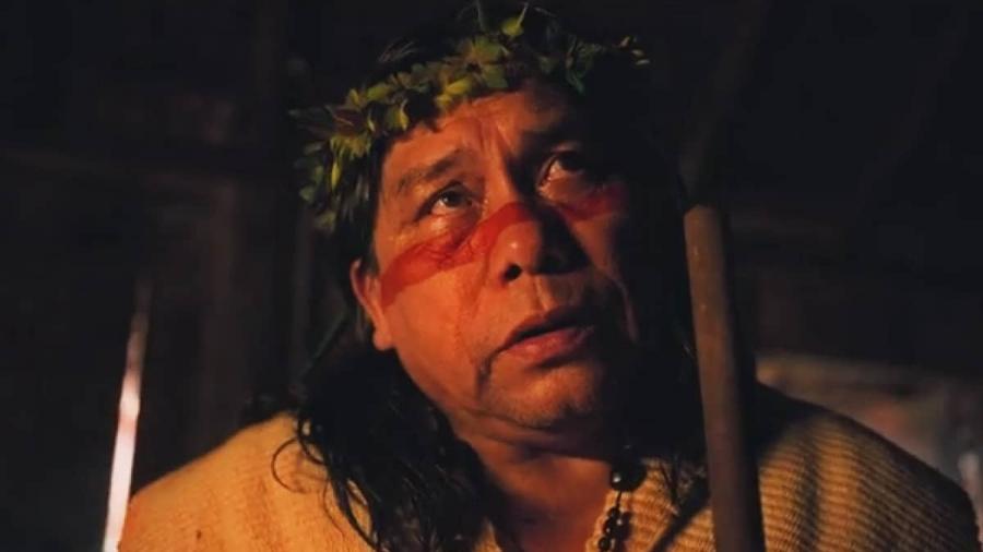 Jurecê (Daniel Munduruku) sente a morte de Agatha (Eliane Giardini) em 'Terra e Paixão'