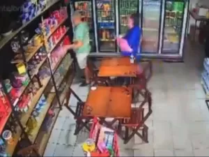 Homem fantasiado de papangu mata outro a tiros em loja em Olinda