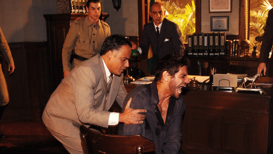 Eduardo (Ângelo Antônio) tenta ajudar Guto (Alexandre Barilari) antes da morte em 'Alma Gêmea'