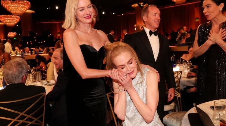 Nicole Kidman, que concorreu com o filme "Babygirl", agarra mão de Naomi Watts