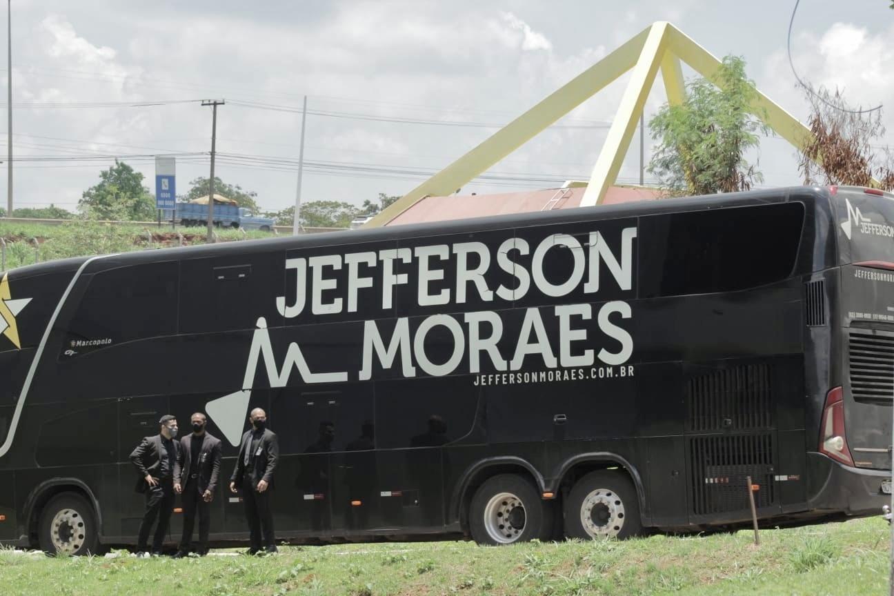Ônibus de Jefferson Moraes chega na Arena Goiânia para o velõrio da cantora Marília Mendonça - J. Lee/ Brazil News
