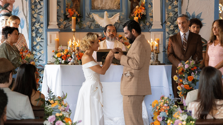 Blandina (Luisa Arraes) e Zé Beltino (Igor Fortunato) se casam