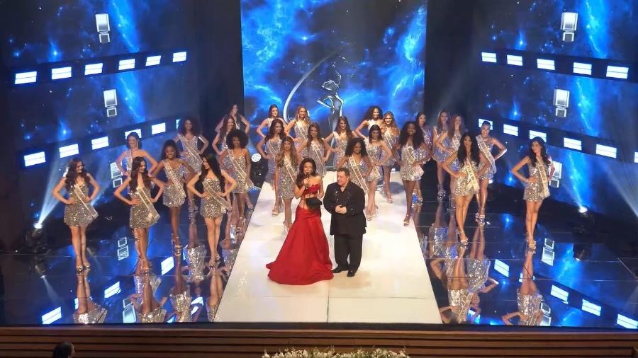 Candidatas no palco do Miss Brasil 2024; há 26 misses e uma ausência (não justificada)