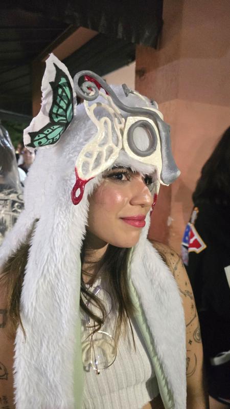 XG: Lívia Bezerra com seu chapéu de lobo feito pelas amigas XG: Lívia Bezerra com seu chapéu de lobo feito pelas amigas