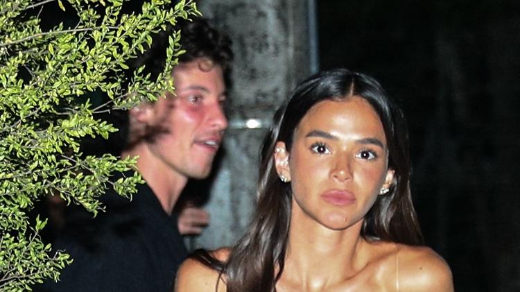 Bruna Marquezine e Shawn Mendes saem de restaurante juntos no Rio
