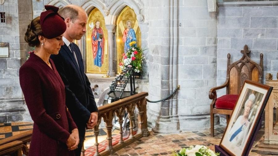 William e Kate homenageiam a rainha Elizabeth 2ª no País de Gales
