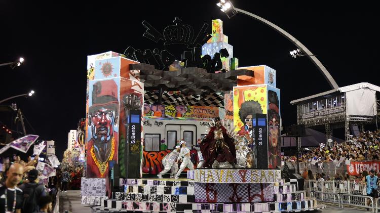 O abre-alas da Vai-Vai no primeiro desfile da noite