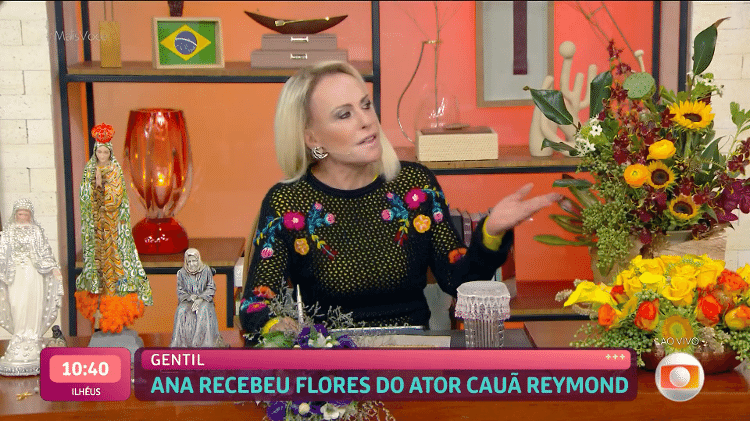 Ana Maria Braga mostra arranjo de flores que ganhou de Cauã Reymond Ana Maria Braga mostra arranjo de flores que ganhou de Cauã Reymond