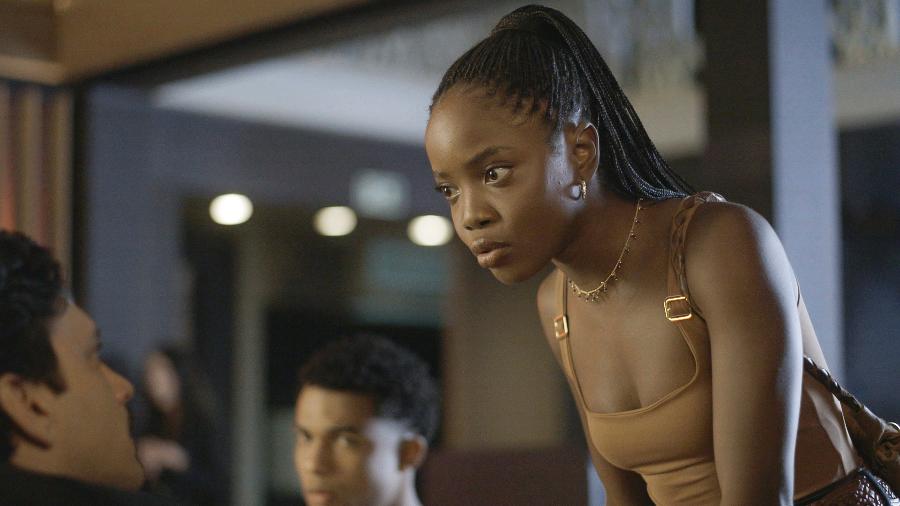 Vanderson (Armando Babaioff) e Leo (Clara Moneke) em 'Dona de Mim' Vanderson (Armando Babaioff) e Leo (Clara Moneke) em 'Dona de Mim'