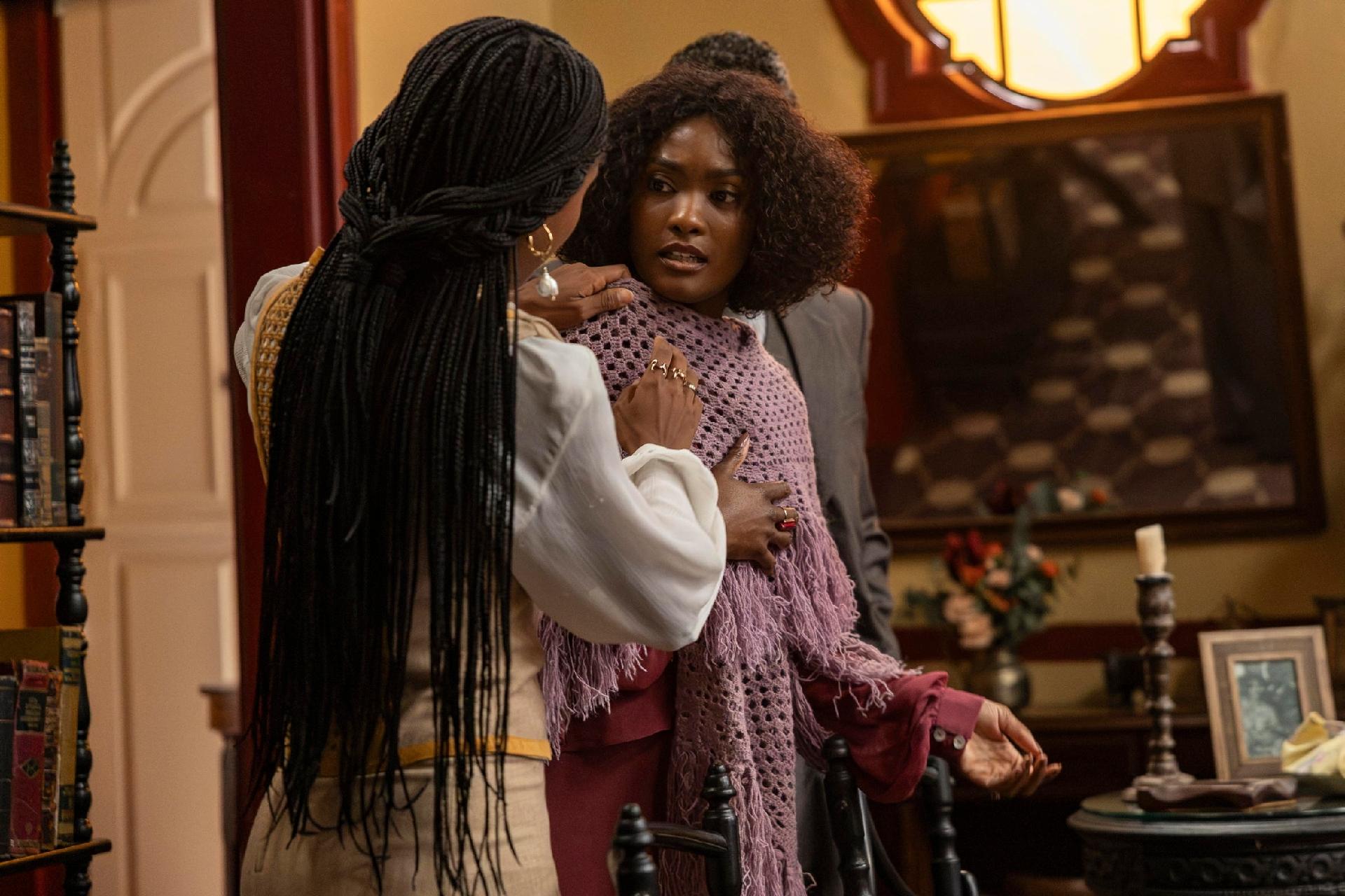 Niara (Erika Januza) e Alika (Duda Santos) em A Nobreza do Amor - undefined