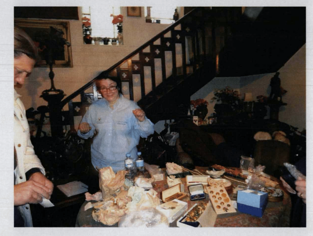 Margarida Bonetti, sem pomada, na sala de sua casa durante visita de inventariantes - Arquivo