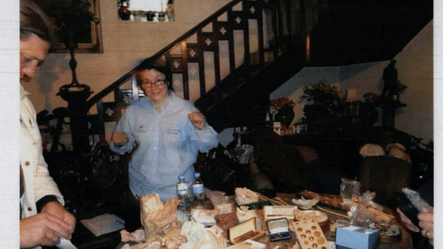 Margarida Bonetti, sem pomada, na sala de sua casa durante visita de inventariantes - Arquivo