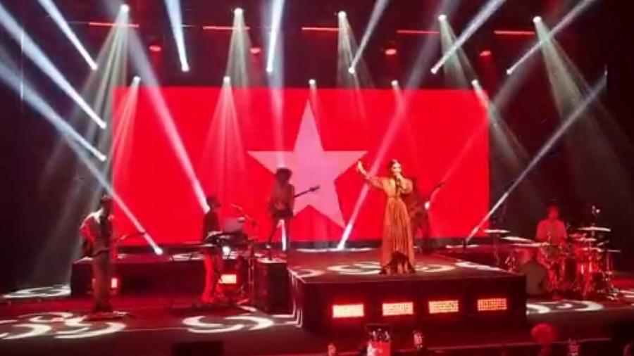 Manu Gavassi exibe símbolo do PT no telão do show de estreia da sua turnê, em Natal - Reprodução/Twitter