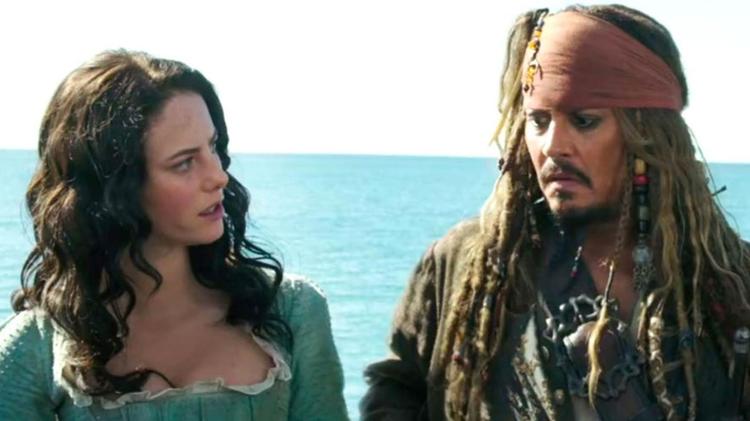 Kaya Scodelario e Johnny Depp em 'Piratas do Caribe - A Vingança de Salazar'