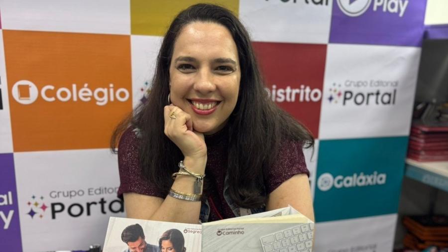 Mari Sales é autora do livro que inspirou a mininovela Além do Toque, disponível no UOL Flash