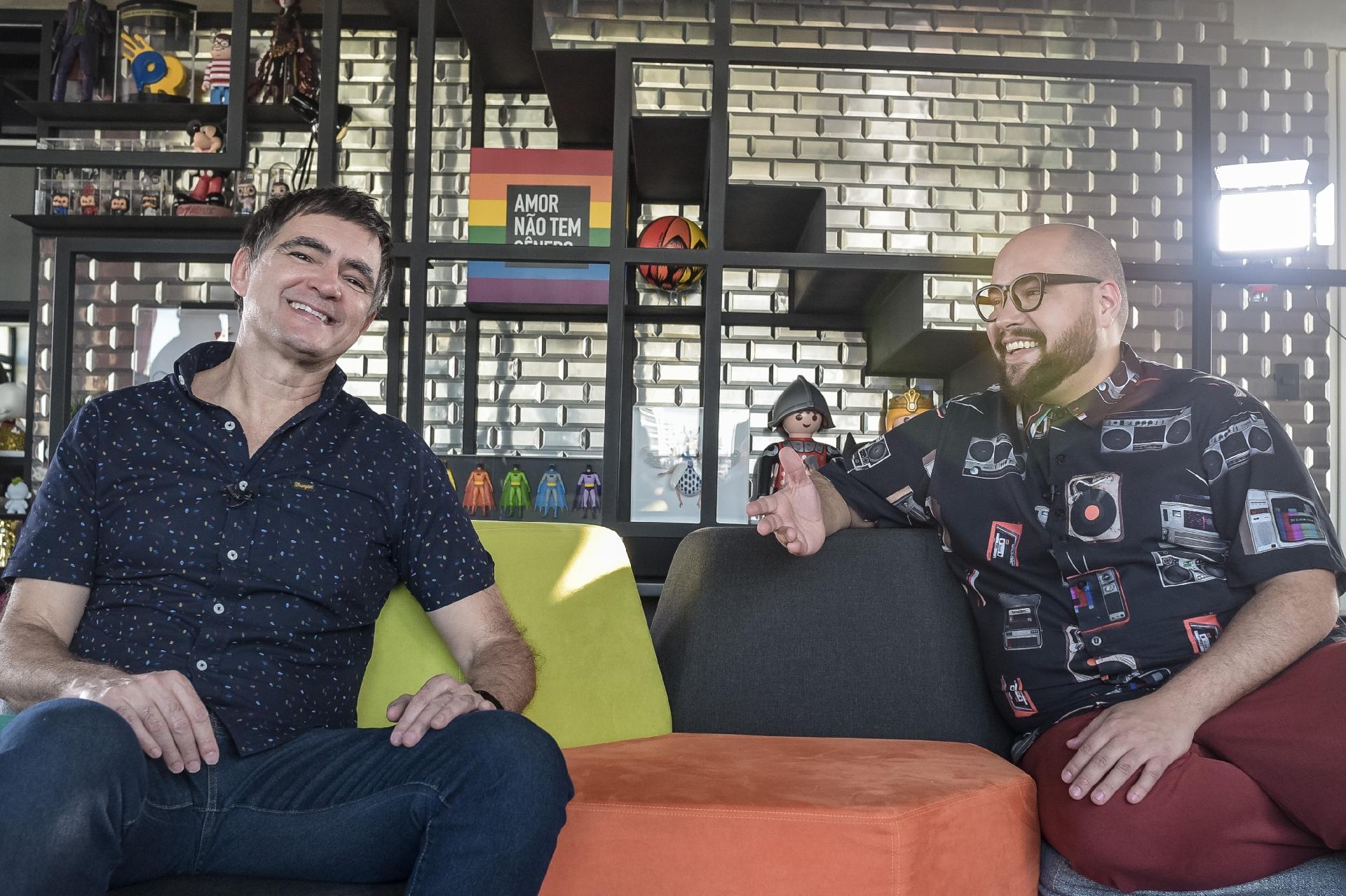 Samuel Rosa e Tiago Abravanel nos bastidores da gravação para o 'Sai da Caixa' - Reinaldo Canato/UOL