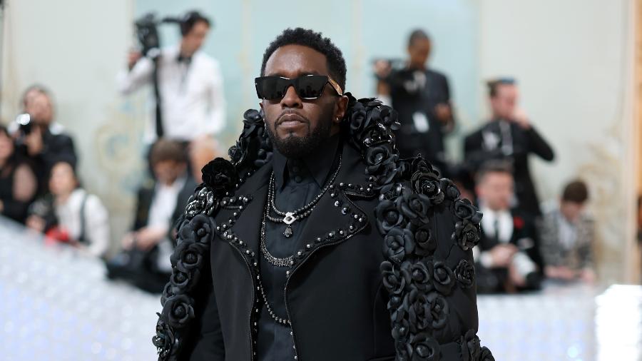 Sean Diddy usa capa preta com detalhes de camélias para o MET - Mike Coppola/Getty Images