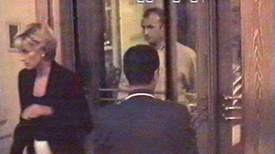 A princesa Diana, na entrada do hotel Ritz, em Paris, na véspera de sua morte