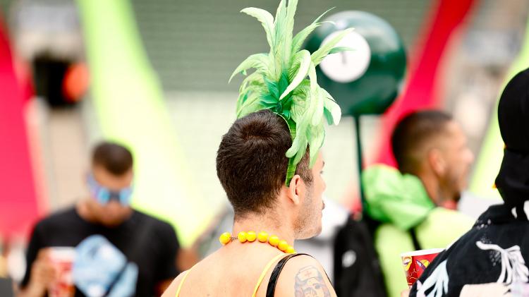 Tiaras com plumas coloridas são tendência no Carnaval