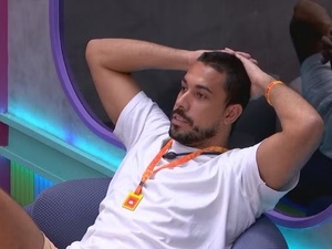 BBB 25: Maike e Renata vão para debaixo do edredom