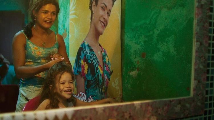 Paloma (Kika Sena) quer ter uma família comum e criar sua filha, de sete anos, ao lado de seu marido  - Divulgação - Divulgação