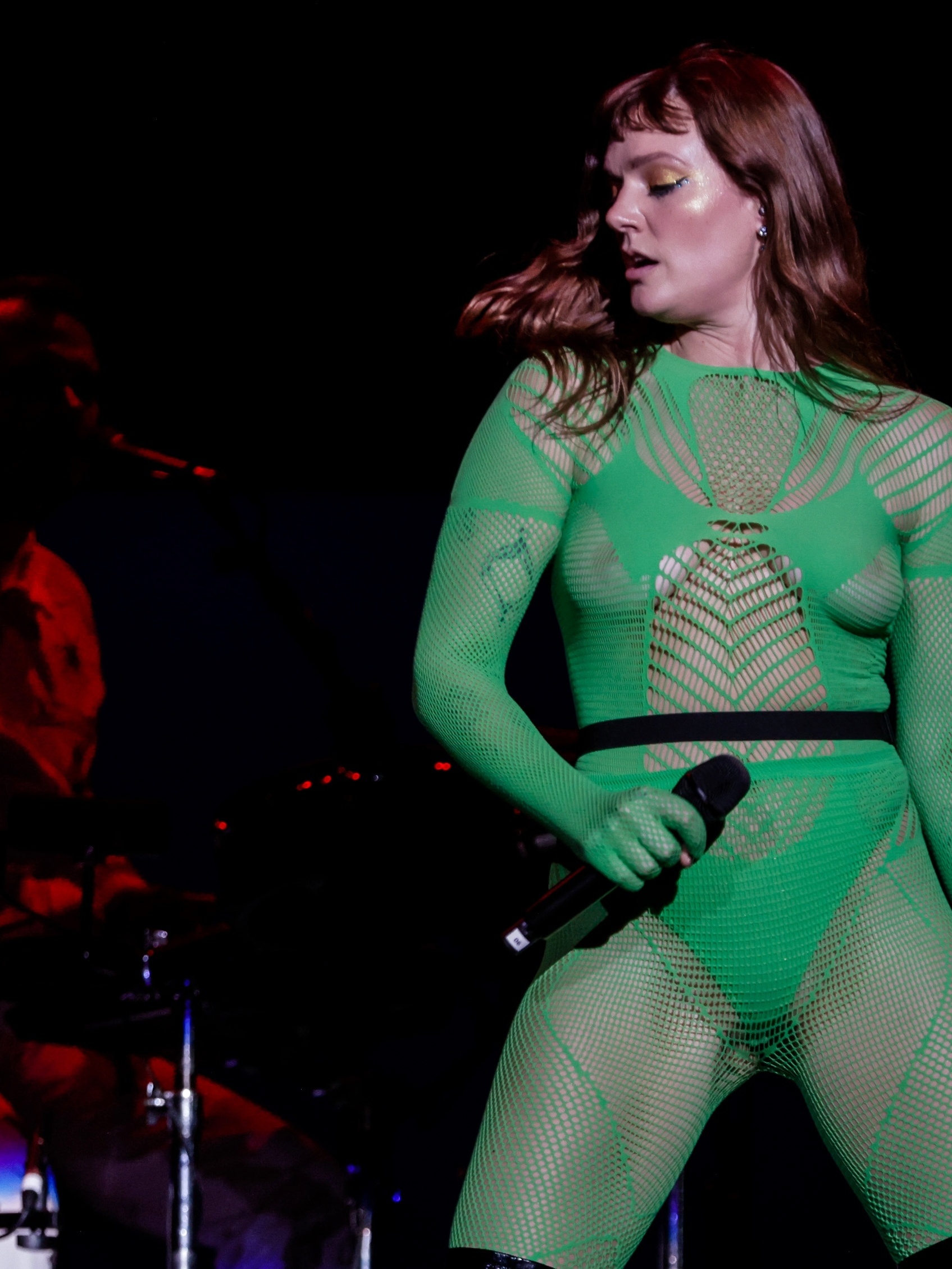 Tove Lo faz topless e deixa mamilo à mostra em look no Lolla