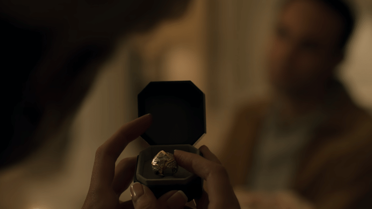 O anel Dis-moi oui, representado na série The Crown, da Netflix