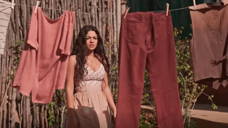 Quinota (Larissa Bocchino) vê roupa da mãe em 'No Rancho Fundo'