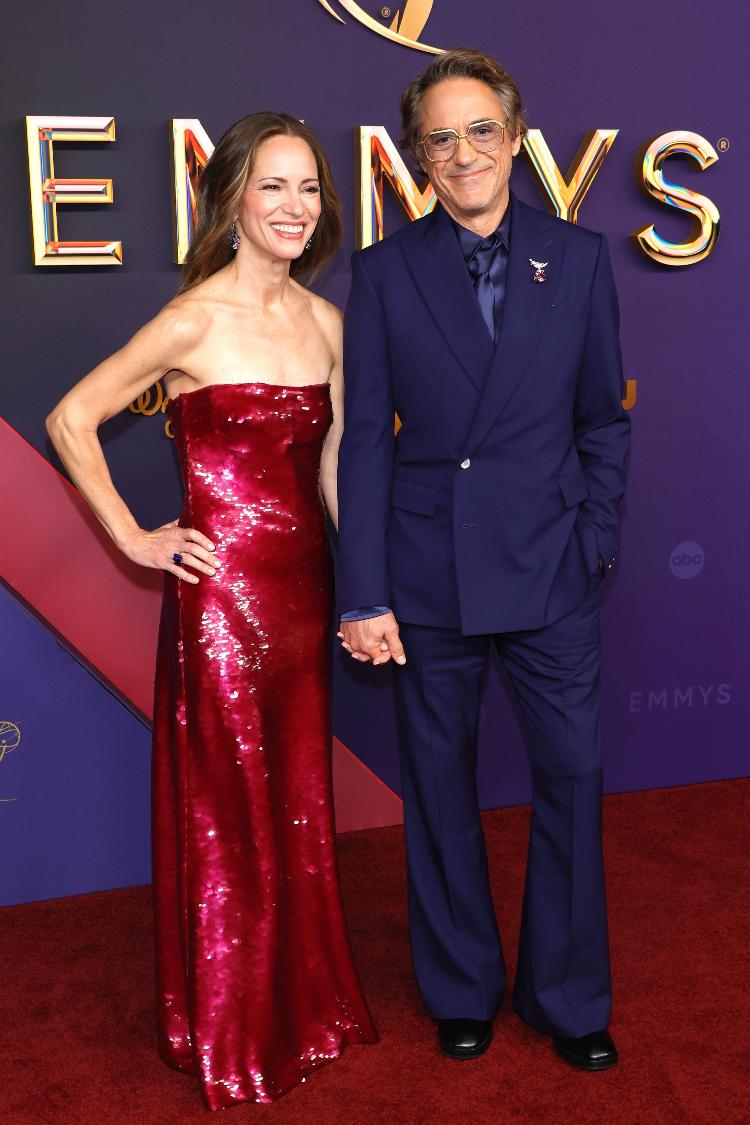 Robert Downey Jr. e a esposa, Susan Downey, posam juntos no tapete vermelho do Emmy 2024