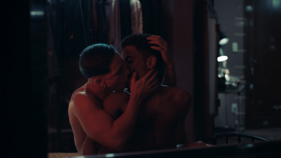 "Verdades Secretas 2": Visky (Rainer Cadete) e Joseph (Ícaro Silva) trocam beijos - Reprodução/Globoplay