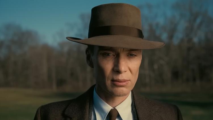 Cillian Murphy vive J. Robert Oppenheimer, cientista oscila entre a ambição e a responsabilidade de liderar o projeto que desenvolveu a bomba atômica 