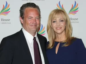 Lisa Kudrow revela ter achado bilhete de Matthew Perry um ano após tragédia