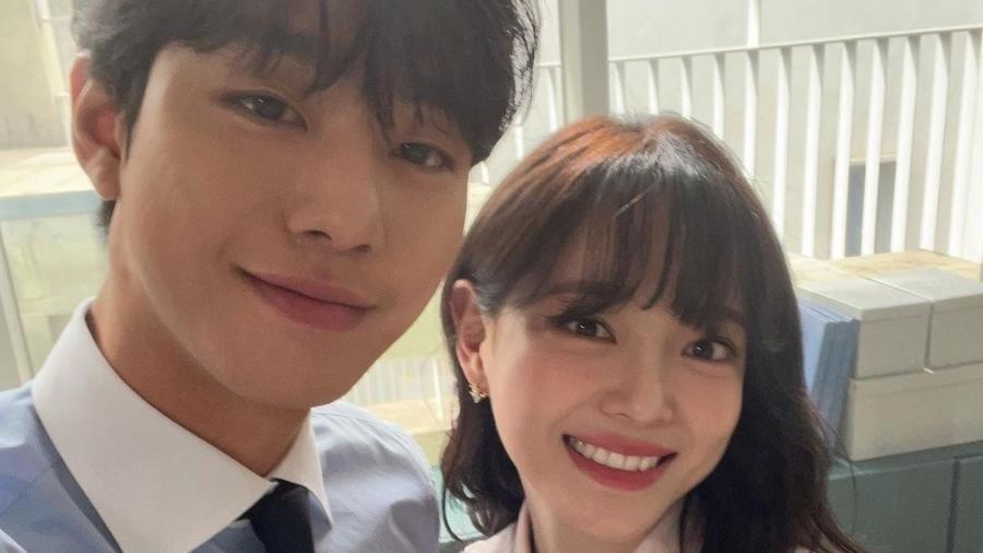 Ahn Hyoseop e Kim Sejeong nos bastidores do drama ?Pretendente Surpresa?, grande hit da Netflix 