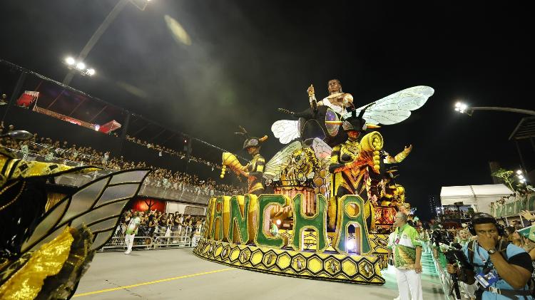 Carro alegórico da Mancha Verde na primeira noite de carnaval no sambódromo do Anhembi