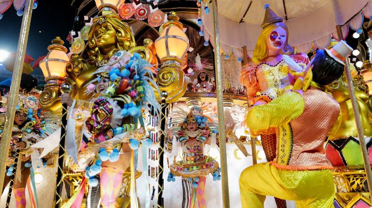 Desfile da Beija Flor na primeira noite de carnaval no sambódromo da Marquês de Sapucaí