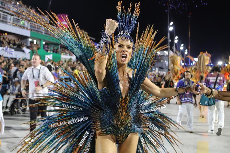 Roupa de Galisteu faz homenagem a mulheres da Portela