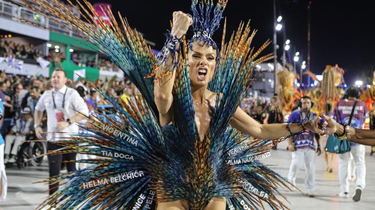 Adriane Galisteu em desfile pela Portela no Carnaval 2024