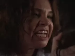 Após sequestrar Ísis, Helena simula cena de crime em 'Elas por Elas'